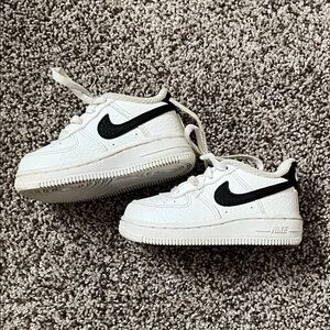 Nike Toddlef Boy White and Black Athletic Shoes Size 5